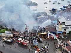 Kebakaran di Kawasan Dok V Kota Jayapura, Hanguskan 26 Unit Rumah, Kerugian Capai Rp4 Miliar Kebakaran di Kawasan Dok V Kota Jayapura, Hanguskan 26 Unit Rumah, Kerugian Capai Rp4 Miliar
