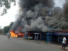 Isi Bensin Sambil Merokok, Tujuh Kios di Yahukimo Ludes Terbakar Isi Bensin Sambil Merokok, Tujuh Kios di Yahukimo Ludes Terbakar