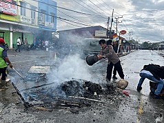 Aksi Demo Mahasiswa Peduli Tanah Adat Papua Berakhir Ricuh, Tiga Orang Terluka, 1 Unit Mobil Dibakar Aksi Demo Mahasiswa Peduli Tanah Adat Papua Berakhir Ricuh, Tiga Orang Terluka, 1 Unit Mobil Dibakar