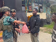 Personel Operasi Damai Cartenz Gelar Kegiatan Humanis Bersama Warga Enarotali Personel Operasi Damai Cartenz Gelar Kegiatan Humanis Bersama Warga Enarotali