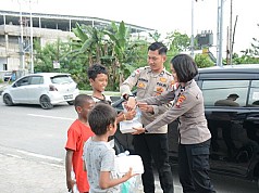 Satgas Ops Damai Cartenz Tanamkan Nilai Kepedulian Lewat Aksi Berbagi di Jalanan Timika   Satgas Ops Damai Cartenz Tanamkan Nilai Kepedulian Lewat Aksi Berbagi di Jalanan Timika