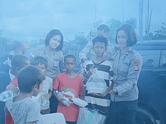 Aksi Berbagi Satgas Damai Cartenz: Dari Kepedulian Lahir Kepercayaan Aksi Berbagi Satgas Damai Cartenz: Dari Kepedulian Lahir Kepercayaan