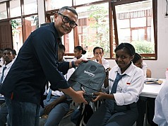 Telkomsel Berikan Bantuan Peralatan Sekolah dan Perangkat Telkomsel Orbit ke Sekolah Rakyat di Papua Telkomsel Berikan Bantuan Peralatan Sekolah dan Perangkat Telkomsel Orbit ke Sekolah Rakyat di Papua