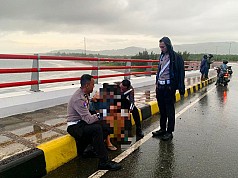 Upaya Bunuh Diri Seorang Wanita di Jayapura Berhasil Digagalkan Polisi Upaya Bunuh Diri Seorang Wanita di Jayapura Berhasil Digagalkan Polisi