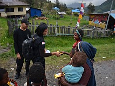 Satgas Ops Damai Cartenz Pererat Hubungan dengan Warga Sinak Lewat Momen Kebersamaan Satgas Ops Damai Cartenz Pererat Hubungan dengan Warga Sinak Lewat Momen Kebersamaan