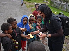 Membangun Kedekatan, Personel Satgas Ops Damai Cartenz Berbagi Kebersamaan dengan Masyarakat Sinak Membangun Kedekatan, Personel Satgas Ops Damai Cartenz Berbagi Kebersamaan dengan Masyarakat Sinak