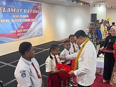 Kunjungi PYCH, Menko Polkam dan Kepala BIN Serahkan Tali Asih untuk Pelajar dan Tokoh Adat Kunjungi PYCH, Menko Polkam dan Kepala BIN Serahkan Tali Asih untuk Pelajar dan Tokoh Adat