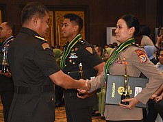 Kompol Dian Novita Pietersz Ukir Sejarah Sebagai Polwan Pertama Berprestasi di Sesko AD Kompol Dian Novita Pietersz Ukir Sejarah Sebagai Polwan Pertama Berprestasi di Sesko AD