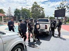 Satgas Damai Cartenz dan Polres Yahukimo Serahkan Tersangka Kasus Penyerangan Nakes dan Guru ke Kejaksaan Jayawijaya Satgas Damai Cartenz dan Polres Yahukimo Serahkan Tersangka Kasus Penyerangan Nakes dan Guru ke Kejaksaan Jayawijaya