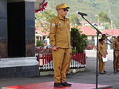 Plh. Sekda Risa Siswojo Ingatkan ASN Puncak Jaya Jaga Disiplin dan Jauhi Judi Online Plh. Sekda Risa Siswojo Ingatkan ASN Puncak Jaya Jaga Disiplin dan Jauhi Judi Online