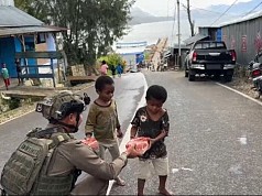 Sambut HUT Brimob ke-80, Satgas Tindak Paniai Bagikan Paket Makanan untuk Warga di Enarotali, Paniai Sambut HUT Brimob ke-80, Satgas Tindak Paniai Bagikan Paket Makanan untuk Warga di Enarotali, Paniai