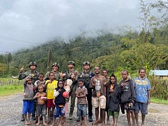 Sentuhan Ceria Damai Cartenz: Aparat Hadir Dekat dengan Anak-Anak Bibida Sentuhan Ceria Damai Cartenz: Aparat Hadir Dekat dengan Anak-Anak Bibida