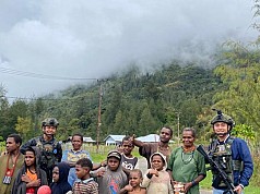 Personel Ops Damai Cartenz Tebar Keceriaan Bersama Anak-Anak di Distrik Bibida Paniai Personel Ops Damai Cartenz Tebar Keceriaan Bersama Anak-Anak di Distrik Bibida Paniai