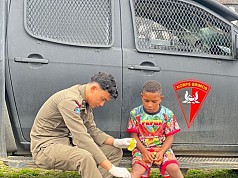 Personel Satgas Damai Cartenz Ajak Anak-Anak Pegunungan Bintang Berbagi Keceriaan di Oksibil Personel Satgas Damai Cartenz Ajak Anak-Anak Pegunungan Bintang Berbagi Keceriaan di Oksibil