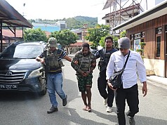 Pelaku Pembunuhan Nakes Kiwirok Berhasil Ditangkap Satgas Operasi Damai Cartenz di Keerom Pelaku Pembunuhan Nakes Kiwirok Berhasil Ditangkap Satgas Operasi Damai Cartenz di Keerom