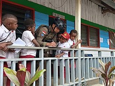 Satgas Ops Damai Cartenz Berbagi Buku Bacaan kepada Anak-Anak Sekolah di Intan Jaya Satgas Ops Damai Cartenz Berbagi Buku Bacaan kepada Anak-Anak Sekolah di Intan Jaya