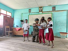 Satgas Damai Cartenz Dorong Literasi Lewat Pembagian Buku di Intan Jaya Satgas Damai Cartenz Dorong Literasi Lewat Pembagian Buku di Intan Jaya