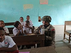 Satgas Damai Cartenz Ajak Pelajar Intan Jaya Tingkatkan Minat Baca Satgas Damai Cartenz Ajak Pelajar Intan Jaya Tingkatkan Minat Baca