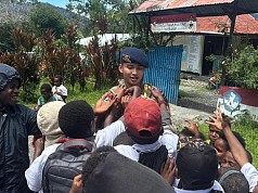 Dekatkan Diri dengan Masyarakat, Satgas Ops Damai Cartenz Adakan Edukasi dan Hiburan untuk Anak-Anak di Puncak Jaya Dekatkan Diri dengan Masyarakat, Satgas Ops Damai Cartenz Adakan Edukasi dan Hiburan untuk Anak-Anak di Puncak Jaya