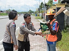 Sambut Bulan Kasih, Satgas Damai Cartenz Tebar Kepedulian Lewat Pembagian Sembako Sambut Bulan Kasih, Satgas Damai Cartenz Tebar Kepedulian Lewat Pembagian Sembako