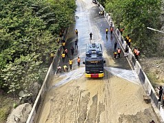 Personil Gabungan Polda Papua Dikerahkan untuk Bersihkan Jalan Ringroad yang Ditutupi Material Longsor Personil Gabungan Polda Papua Dikerahkan untuk Bersihkan Jalan Ringroad yang Ditutupi Material Longsor
