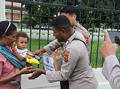 Satgas Humas Ops Damai Cartenz Berbagi Keceriaan Dengan Anak-Anak Nolokla Sentani Satgas Humas Ops Damai Cartenz Berbagi Keceriaan Dengan Anak-Anak Nolokla Sentani