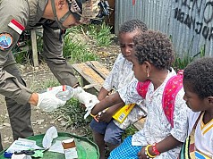 Personel Satgas Ops Damai Cartenz Sektor Intan Jaya Laksanakan Pengobatan dan Bagikan Susu untuk Anak-Anak Papua Personel Satgas Ops Damai Cartenz Sektor Intan Jaya Laksanakan Pengobatan dan Bagikan Susu untuk Anak-Anak Papua