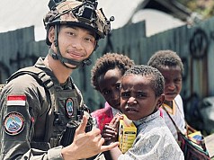 Sentuhan Peduli Satgas Damai Cartenz: Pengobatan Gratis dan Pembagian Susu untuk Anak-Anak Intan Jaya Sentuhan Peduli Satgas Damai Cartenz: Pengobatan Gratis dan Pembagian Susu untuk Anak-Anak Intan Jaya