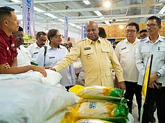Sidak Jelang Nataru, Gubernur Papua Pastikan Stok Bapok dan BBM Aman Sidak Jelang Nataru, Gubernur Papua Pastikan Stok Bapok dan BBM Aman