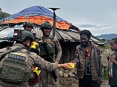 Pererat Hubungan dengan Warga, Ops Damai Cartenz Beri Bantuan Saat Pembersihan Gereja Pererat Hubungan dengan Warga, Ops Damai Cartenz Beri Bantuan Saat Pembersihan Gereja