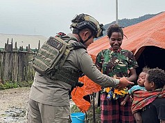 Satgas Damai Cartenz Pererat Kebersamaan Saat Warga Sinak Kurvei di Gereja Gingga Baru Satgas Damai Cartenz Pererat Kebersamaan Saat Warga Sinak Kurvei di Gereja Gingga Baru