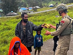 Personel Ops Damai Cartenz Sektor Sinak Beri Mi Instan dan Makanan Ringan Saat Warga Membersihkan Gereja Gingga Baru Personel Ops Damai Cartenz Sektor Sinak Beri Mi Instan dan Makanan Ringan Saat Warga Membersihkan Gereja Gingga Baru
