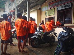 Terjaring Operasi Pekat, 13 Penjudi Diancam 10 Tahun Penjara Terjaring Operasi Pekat, 13 Penjudi Diancam 10 Tahun Penjara