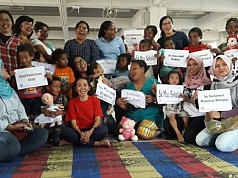 Jurnalis Perempuan Jenguk Anak-Anak di Pasar Mama Papua