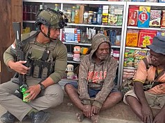 Sentuhan Humanis Personel Satgas Ops Damai Cartenz Bersama Masyarakat dan Anak-Anak di Paniai Sentuhan Humanis Personel Satgas Ops Damai Cartenz Bersama Masyarakat dan Anak-Anak di Paniai