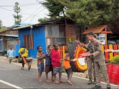 Rayakan HUT Brimob ke-80, Satgas Damai Cartenz Sektor Paniai Tebar Kepedulian Lewat Pembagian Makanan Rayakan HUT Brimob ke-80, Satgas Damai Cartenz Sektor Paniai Tebar Kepedulian Lewat Pembagian Makanan