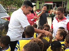 Billy Mambrasar Bangkitkan Semangat Pendidikan Anak Suku Korowai Billy Mambrasar Bangkitkan Semangat Pendidikan Anak Suku Korowai