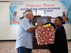  Pj Gubernur Papua Barat Beri Bantuan Saat Ibadah Minggu di GKI Lahai Roi Mansel