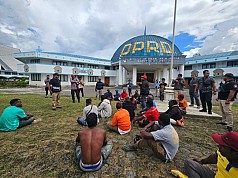 Komisioner KPU Jayawijaya Alami Penganiayaan Oleh Sekelompok Masyarakat Komisioner KPU Jayawijaya Alami Penganiayaan Oleh Sekelompok Masyarakat