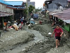 Warga BTN Sosial Butuh Alat Berat untuk Membersihkan Material Lumpur Warga BTN Sosial Butuh Alat Berat untuk Membersihkan Material Lumpur