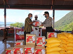 Polda Papua Serahkan Sembako untuk Komunitas Umat Hindu di Jayapura Polda Papua Serahkan Sembako untuk Komunitas Umat Hindu di Jayapura