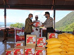 Polda Papua Serahkan Sembako untuk Komunitas Umat Hindu di Jayapura