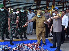 Polda Papua Musnahkan Ribuan Botol Miras Ilegal 