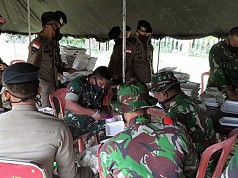 TNI Polri di Mimika Bagikan 900 Nasi Bungkus untuk Warga
