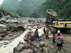 Karya Bhakti TNI, Perbaiki Jalan Pasca Banjir dan Longsor di Area Freeport