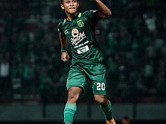 Duo Persebaya Ini Juga Melelang Jerseynya untuk Korban Banjir Bandang Duo Persebaya Ini Juga Melelang Jerseynya untuk Korban Banjir Bandang