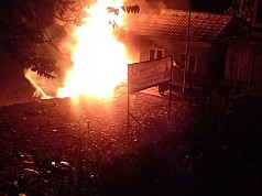 Diwarnai Ledakan Keras, Kapal Pengangkut BBM Terbakar di Mamberamo Raya Diwarnai Ledakan Keras, Kapal Pengangkut BBM Terbakar di Mamberamo Raya