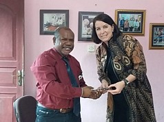 Sekretaris Dubes America Serikat Bertemu Direktur LP3BH Manokwari Sekretaris Dubes America Serikat Bertemu Direktur LP3BH Manokwari
