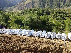 20 Korban Banjir Bandang Dimakamkan Secara Massal 20 Korban Banjir Bandang Dimakamkan Secara Massal