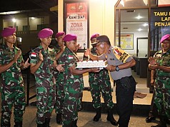 HUT Bhayangkara, Batalyon Marinir Kasih Surprise di Polres Jayapura Kota